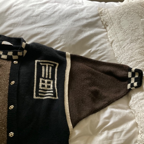 Hand crafted, one of a kind, thick knit Cardigan - Picture 4 of 6